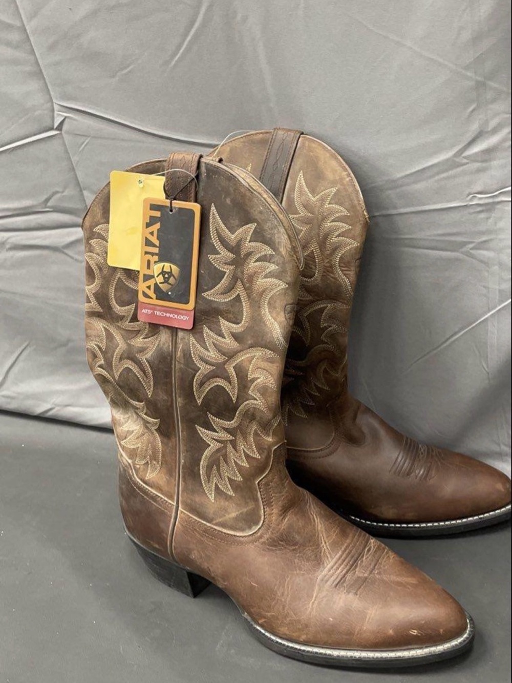 NWOB men's 12 Ariat Heritage R toe western cowboy boot Distressed Brown leather